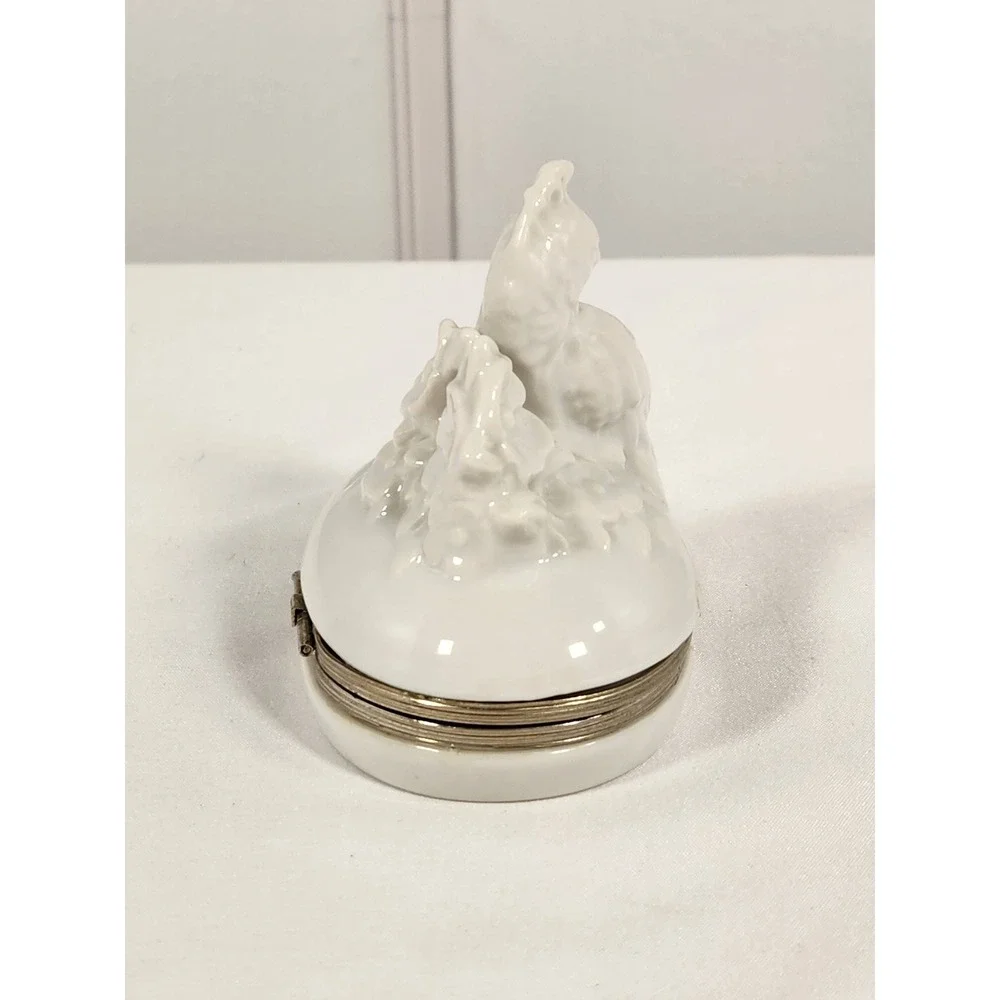 VTG White Ceramic‎ Cockatoo Floral Latching Trinket Box 3.5